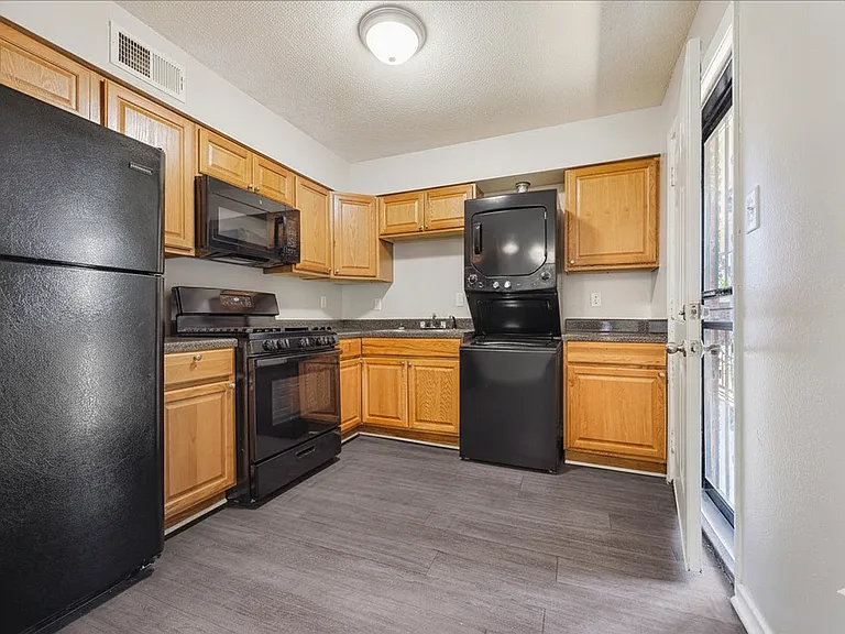 Holmes Pointe Apartments — Photo 32