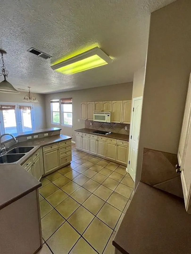 Beautiful 4 bedroom , 2.5 Bathroom 3 car garage, back yard access,Two Story Home with 2,424 squar... — Photo 3