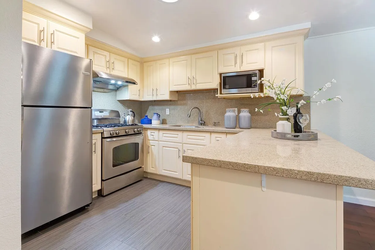 3 bed, 1000 sqft, $4,300 — Photo 2