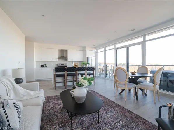15 Glebe St #1701, Cambridge, ON N1S 0C3