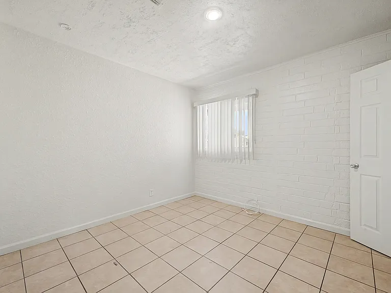2433 E Cameron Vis — Photo 12