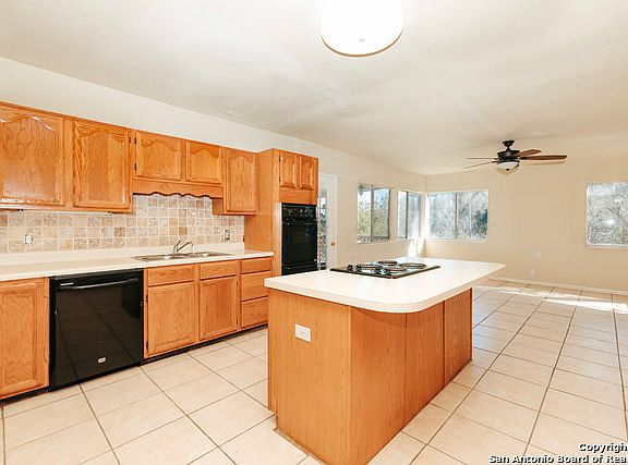 5th image of 422 Mountain Dr