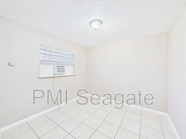 2711 NW 1st St #4 — Photo 11