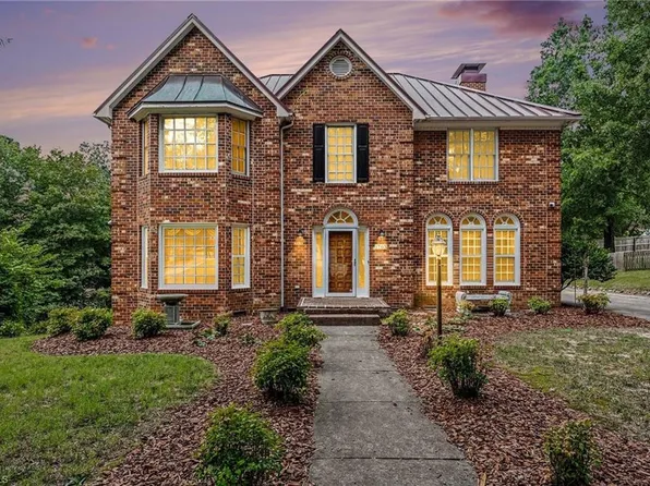 1703 Farnsworth Ct, High Point, NC 27262
