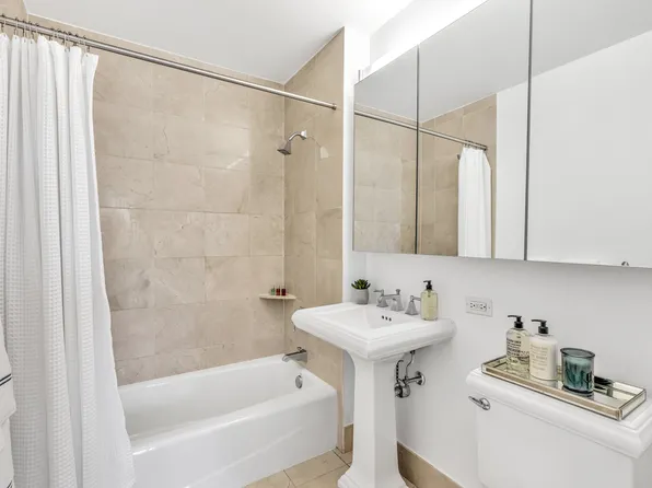 211 North End Avenue image 4 of 14