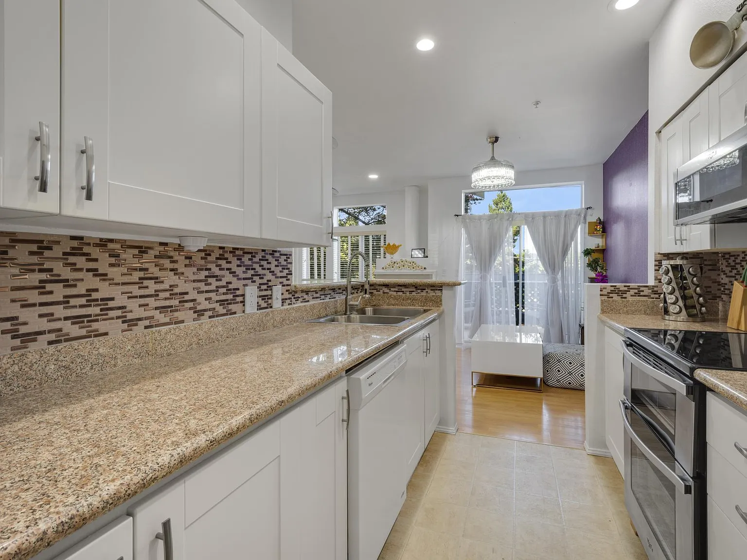3 bed, 2.5 bath, 1323 sqft, $3,399 — Photo 2