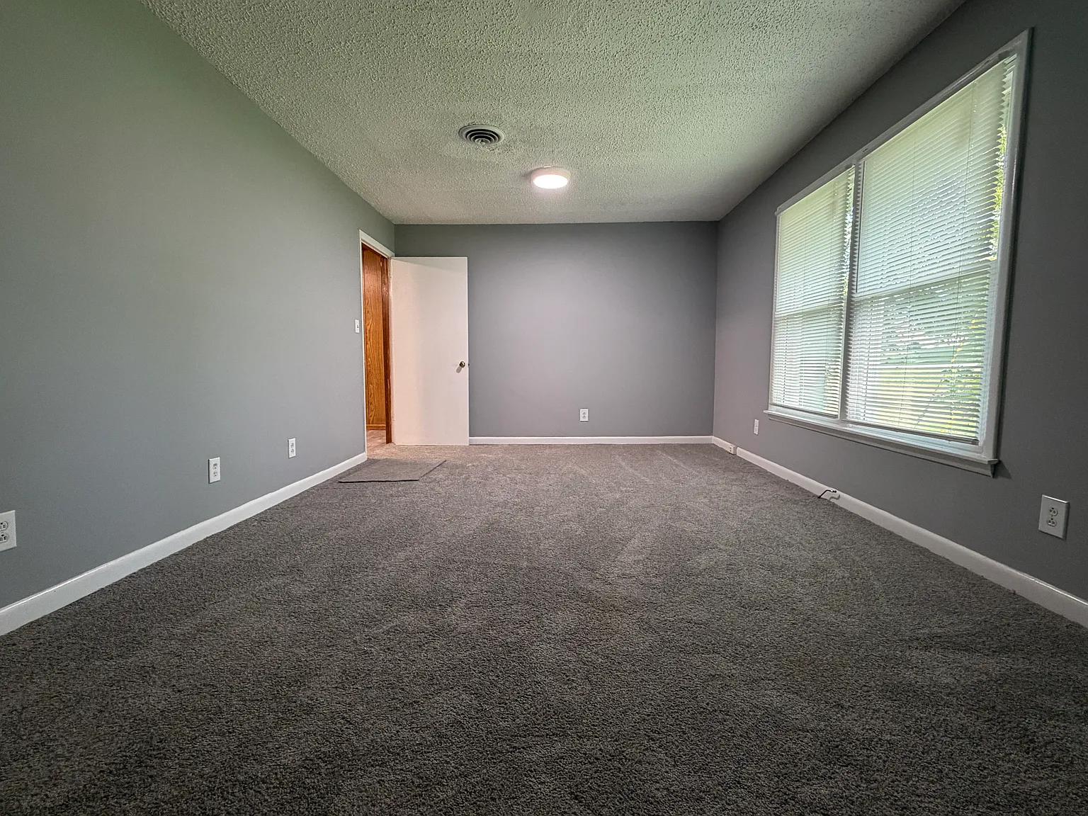 3 bed, 1.5 bath, 1325 sqft, $1,650 — Photo 2