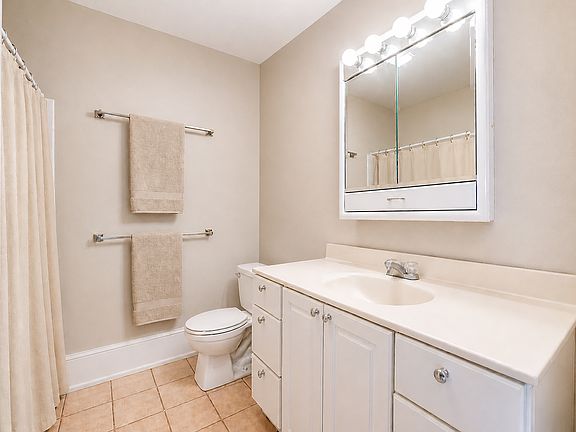 4th image of 2556 Dupont Ave S APT 1