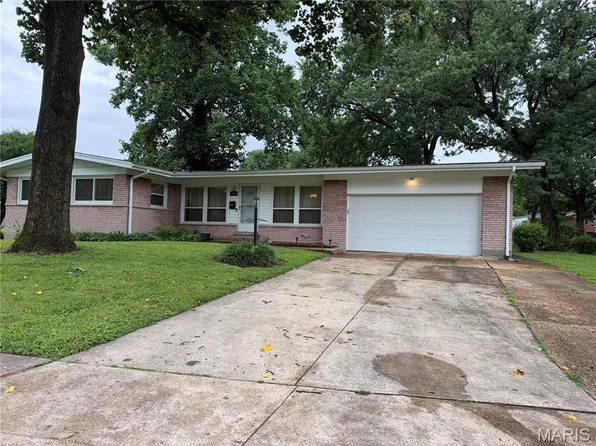 1340 Wadsworth Dr, Florissant, MO 63031
