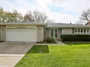 7712 Knottingham Ln, Downers Grove, IL 60516