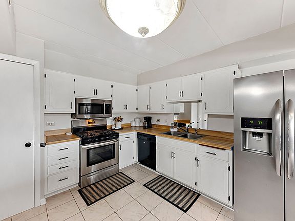 4th image of 15114 Evergreen Dr APT 2B