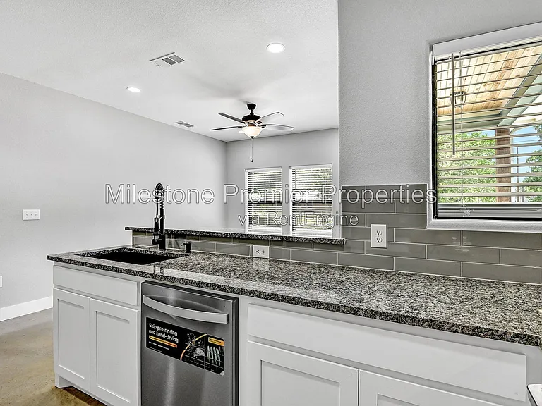 1323 S 5th Ave — Photo 9