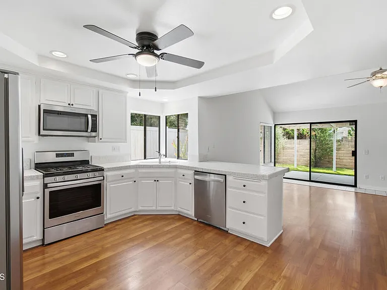 9026 Feather St — Photo 15