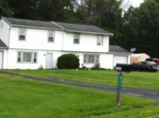 225 Lamplight Dr, Brodheadsville, PA