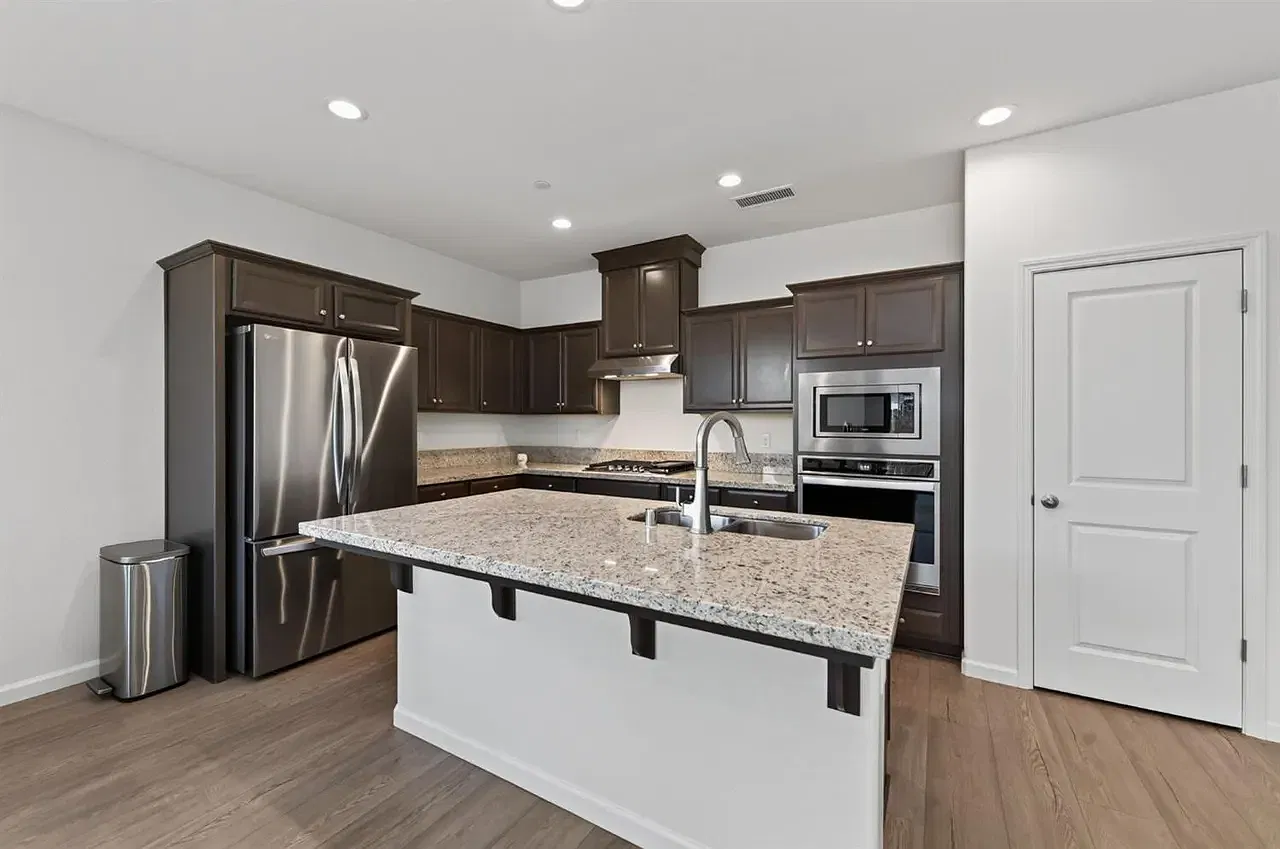 3 bed, 1483 sqft, $2,600 — Photo 2