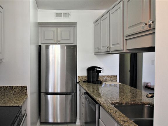 5th image of 1700 N Elm Street B7 #B7
