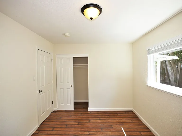 Beautifully updated 2 bed/1 bath Duplex in Redwood City with yard Available NOW! — Photo 13