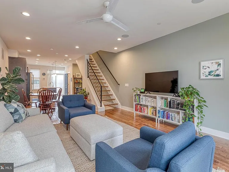 1239 E Palmer St — Photo 3