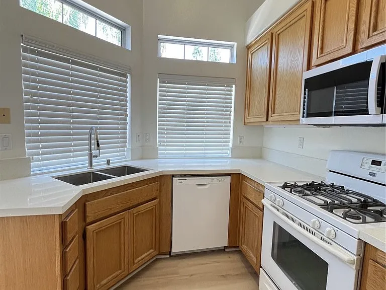 6 Mansera Pl — Photo 2