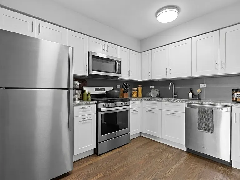 Victory Park Apartments — Photo 28