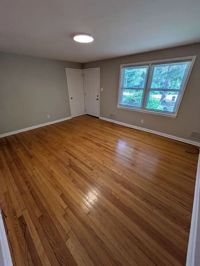 2 bed, 1.0 bath, 900 sqft, $1,095 — Photo 2