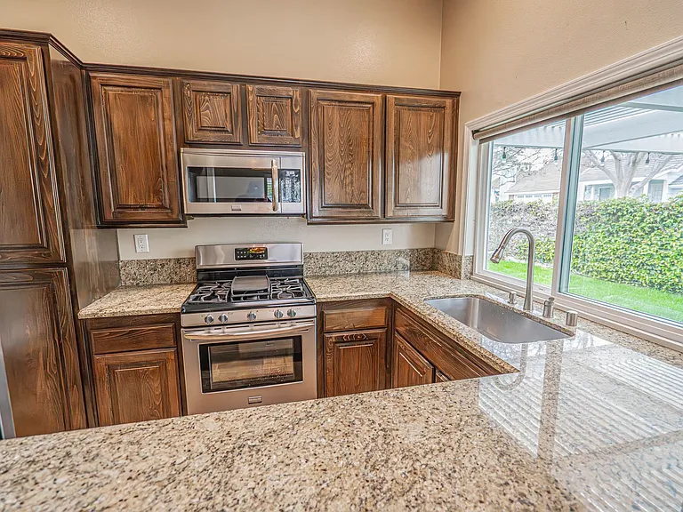 24022 Rockridge Ct — Photo 4