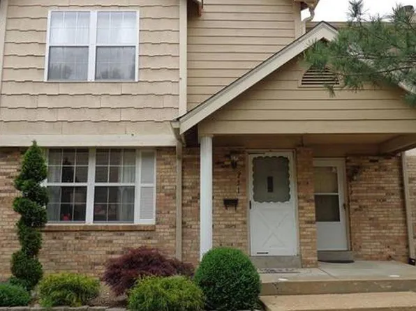 251 Carmel Woods Dr #1, Ballwin, MO 63021