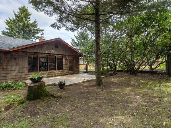 213 NE 56th St, Newport, OR 97365