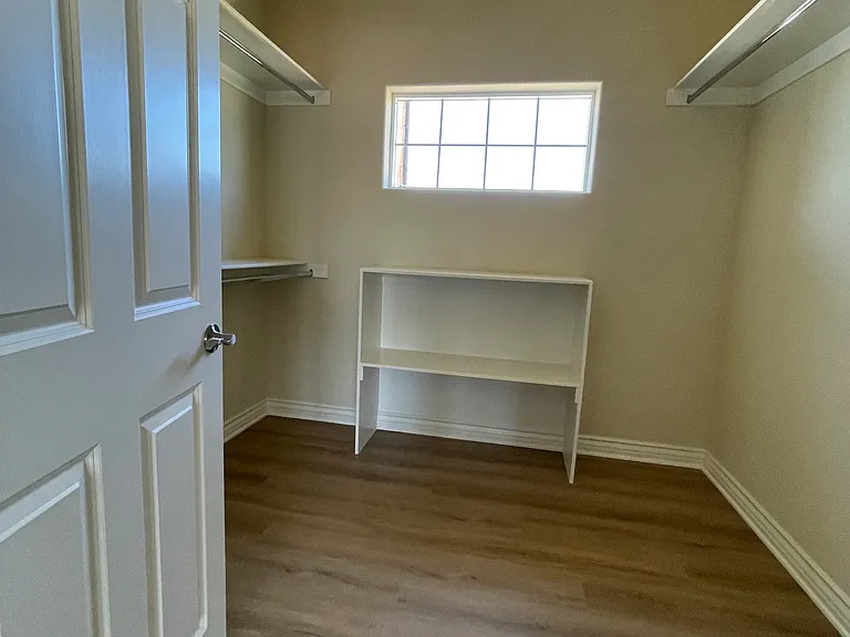 632 E Grand Ave — Photo 9