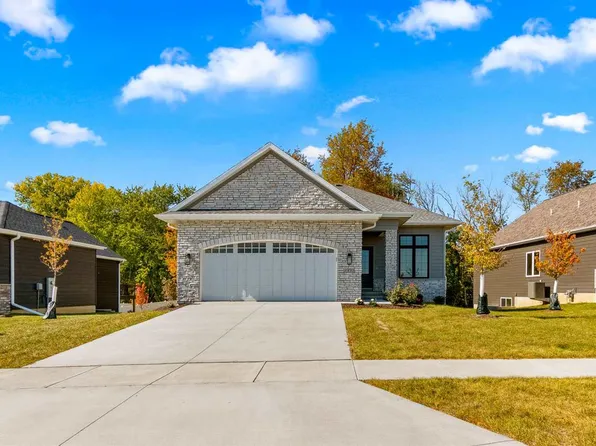 1332 High Country Rd, Coralville, IA 52241