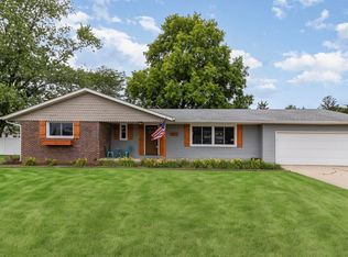 902 Mohawk Dr, Crown Point, IN 46307