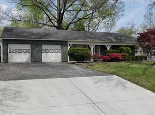 5516 W 70th St, Prairie Village, KS 66208