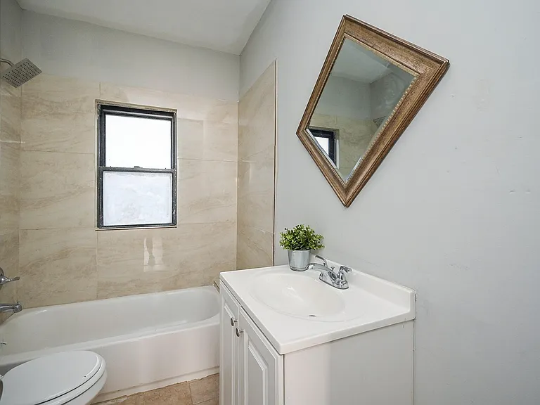 1507 Laird St — Photo 5