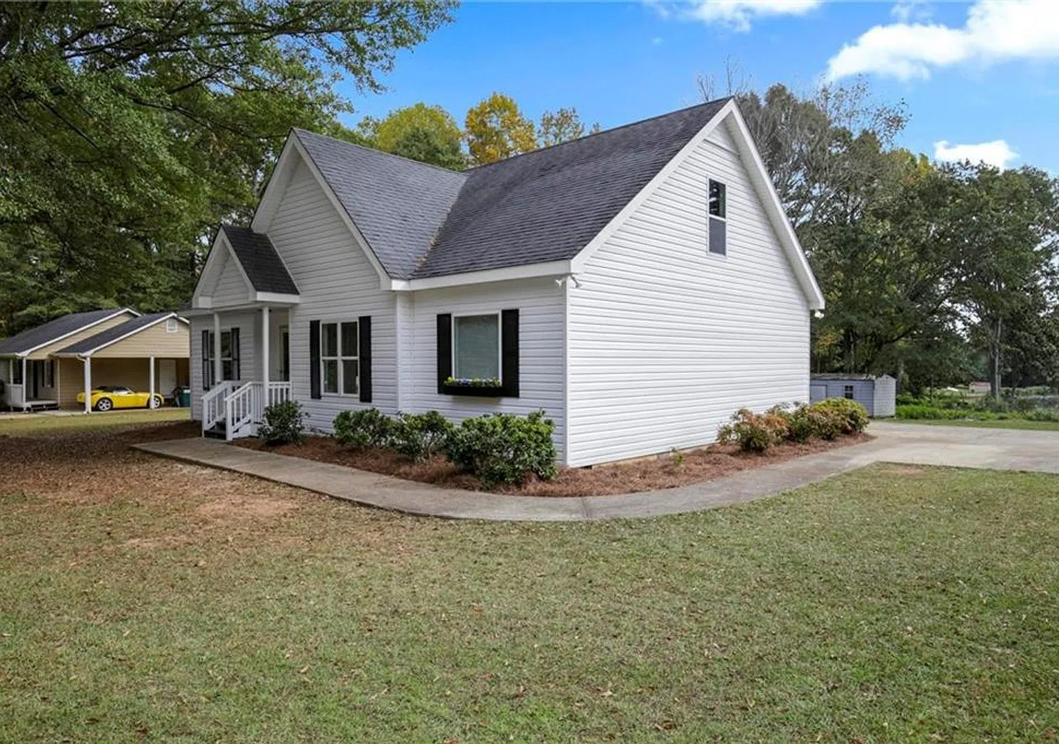 Beautifully Remodeled Home on Large Corner Lot — Photo 2