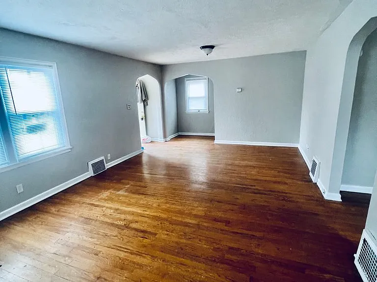 1112 N 50th Ave — Photo 3