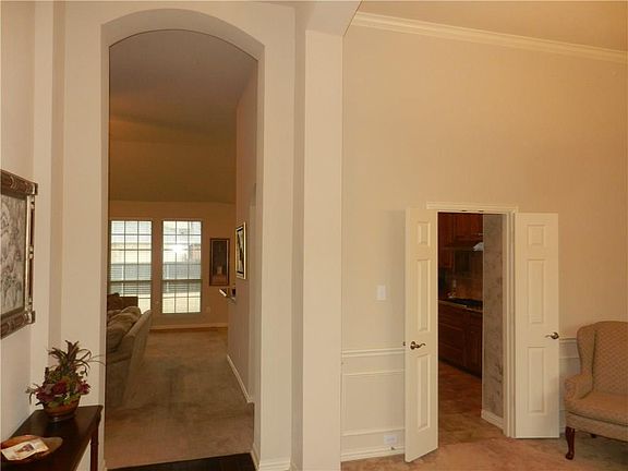 3rd image of 929 Danbury Dr