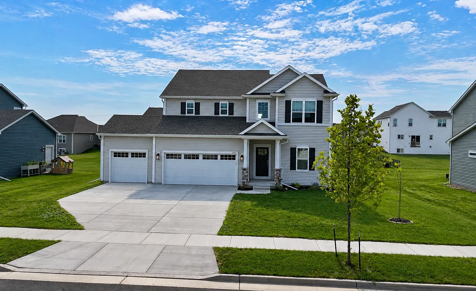 4 bed, 2.5 bath, 2355 sqft, $3,750 — Photo 2