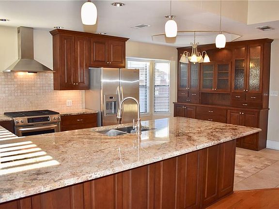 5th image of 842 Meadowglen Cir