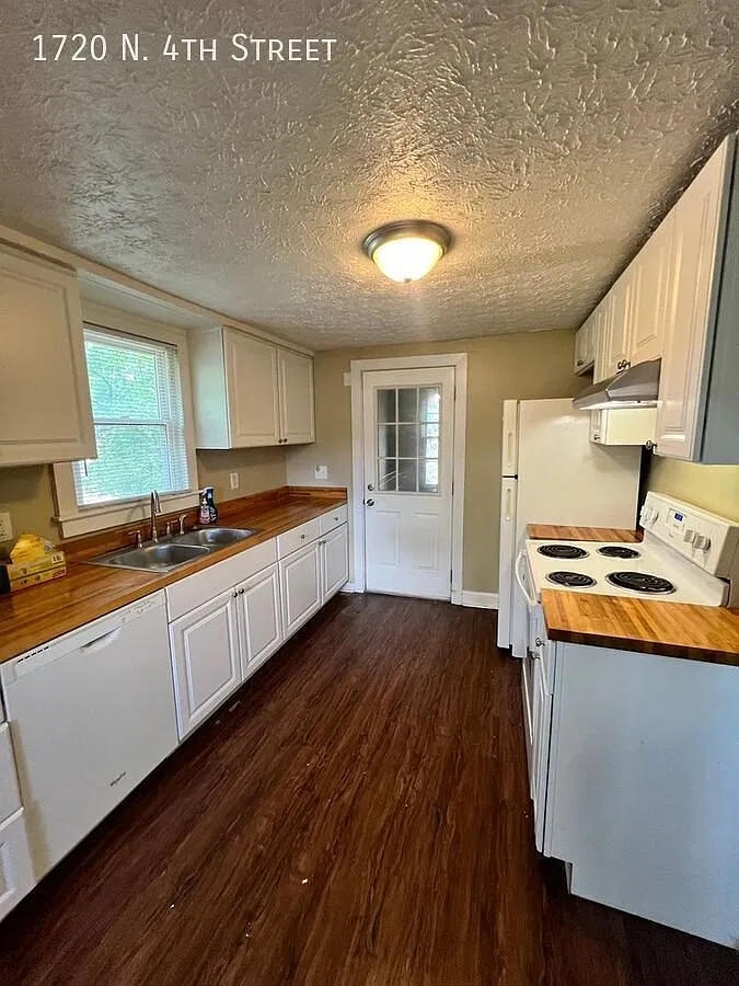 Spacious 4 Bedroom Townhouse on N 4th — Photo 4