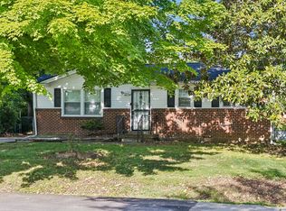 810 Country Club Dr, Clarksville, TN 37043