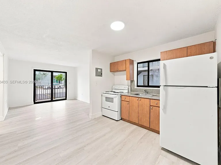634 SW 7th Ct #5 — Photo 8