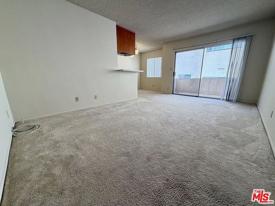 1261 Granville Ave #6