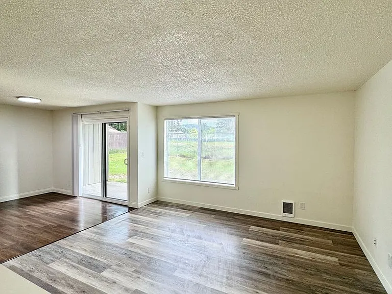 404 27th St SE — Photo 5