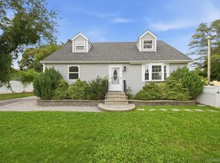 85 Schleigel Blvd, South Farmingdale, NY 11735