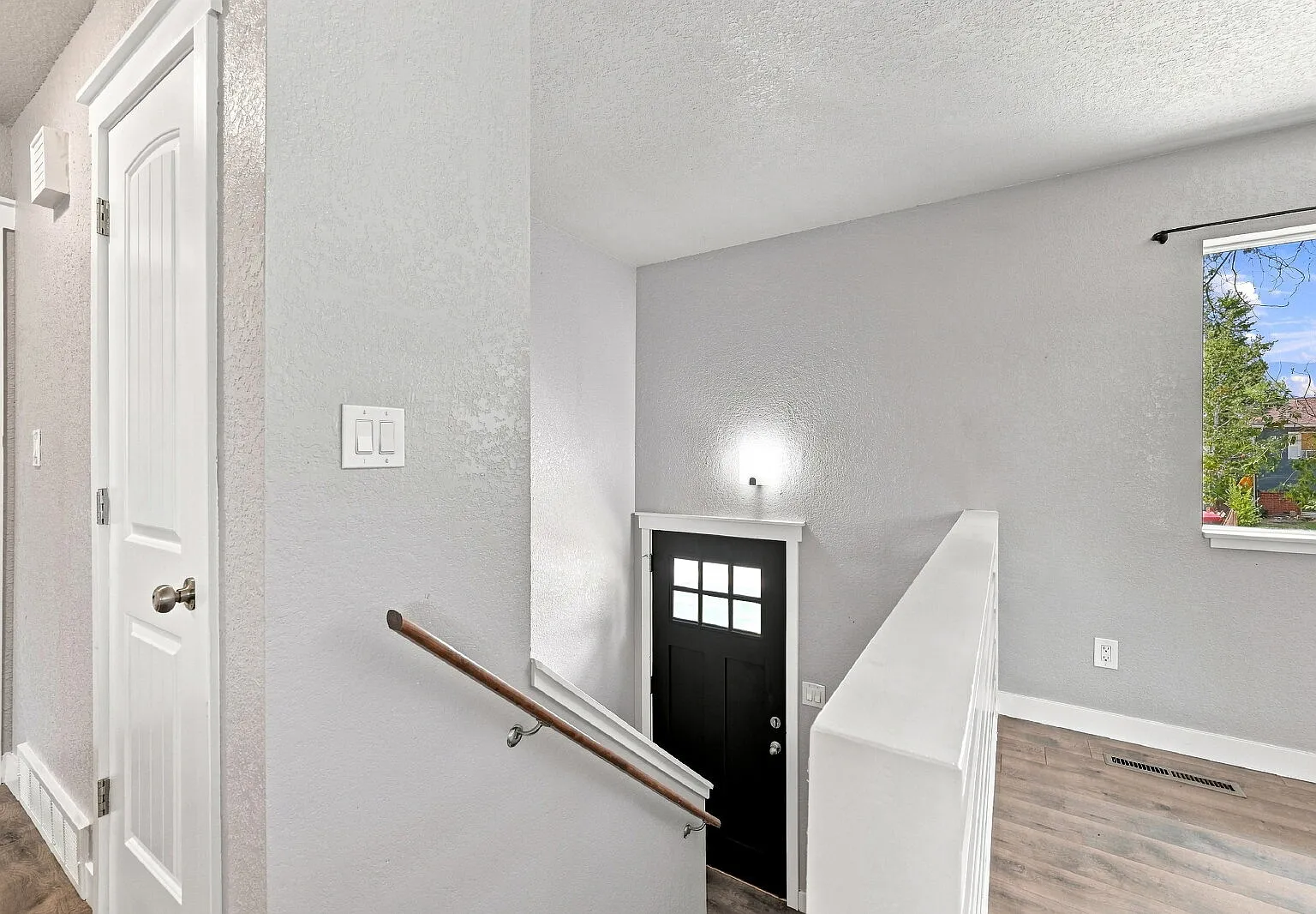 4 bed, 2.0 bath, 1575 sqft, $2,096 — Photo 2