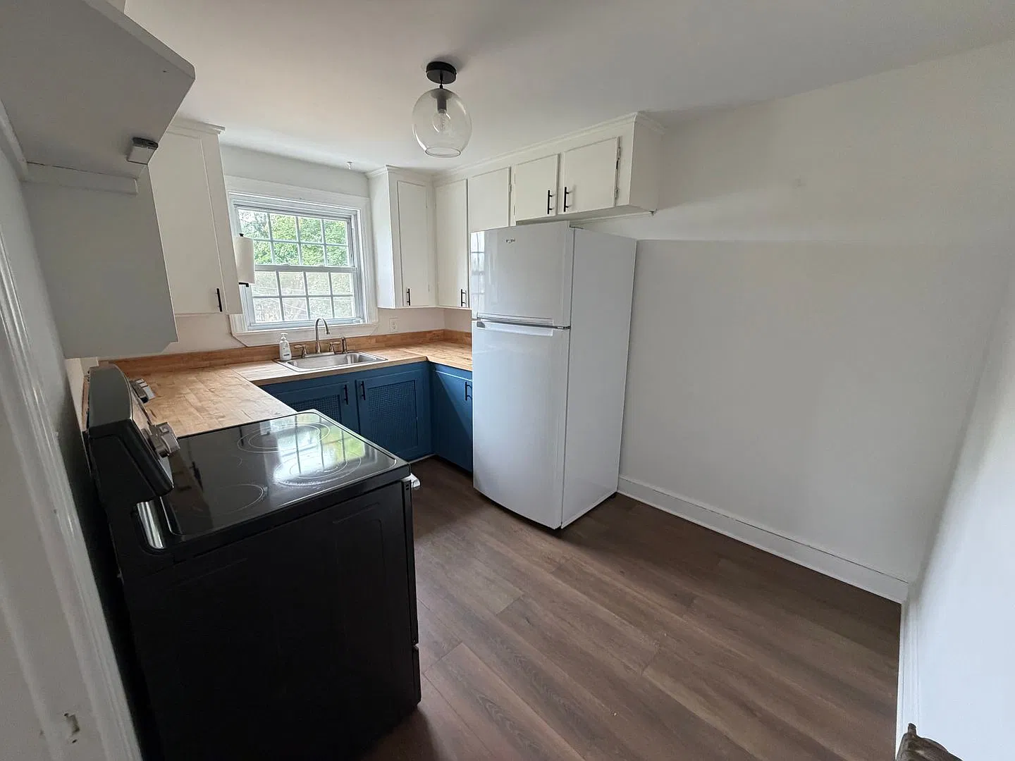 Updated 2 Bedroom Wakefield Rental — Photo 4