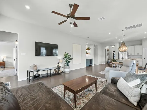 103 Scotsburg St, Hutto, TX 78634