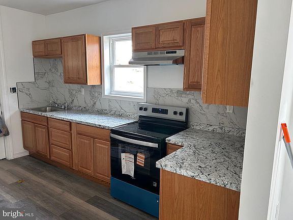 4th image of 839 E Grand Ave