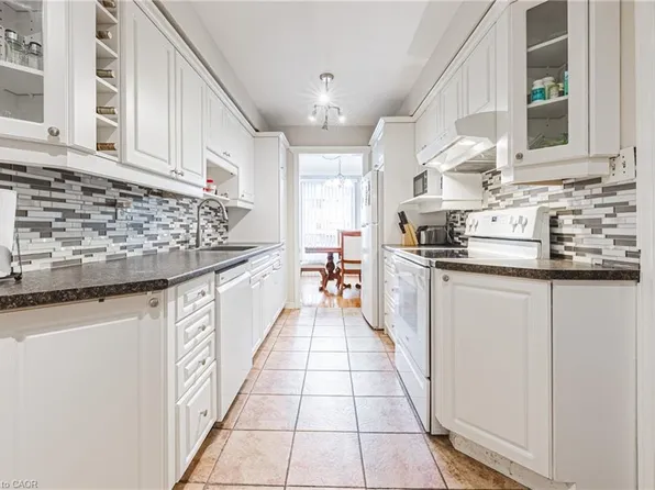 1576 Newlands Cres #60, Burlington, ON L7M 1V6