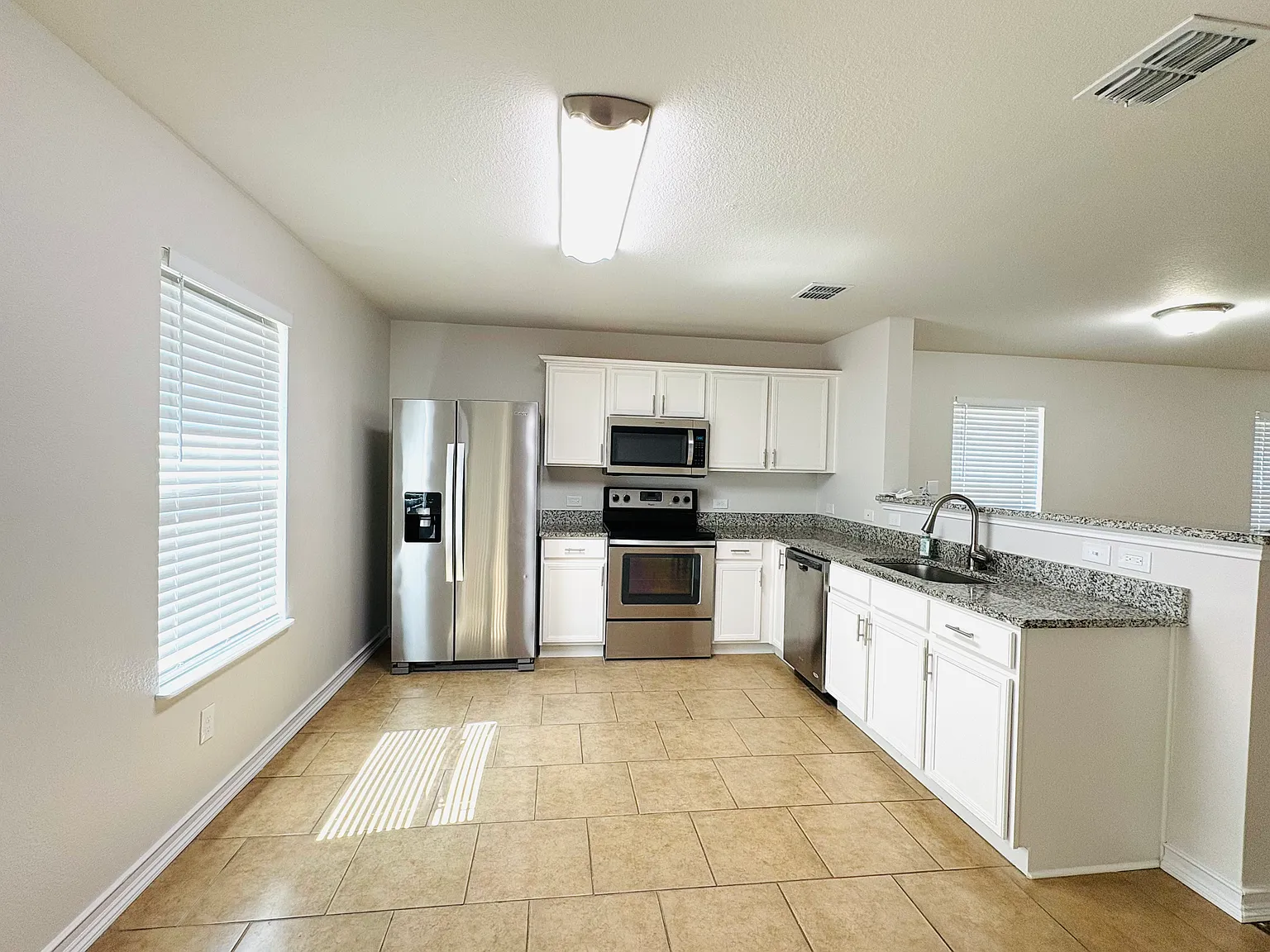 3 bed, 1537 sqft, $2,100 — Photo 4